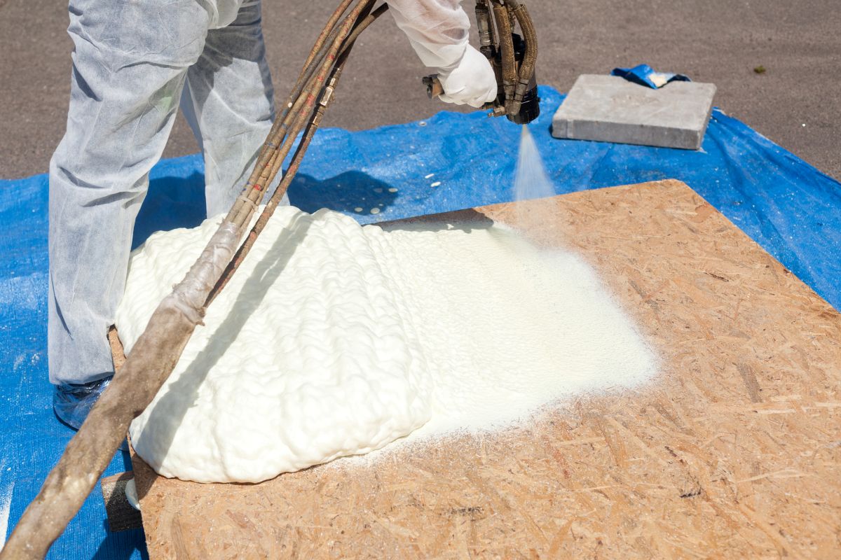 Spraying polyurethane foam for roof and energy saving 