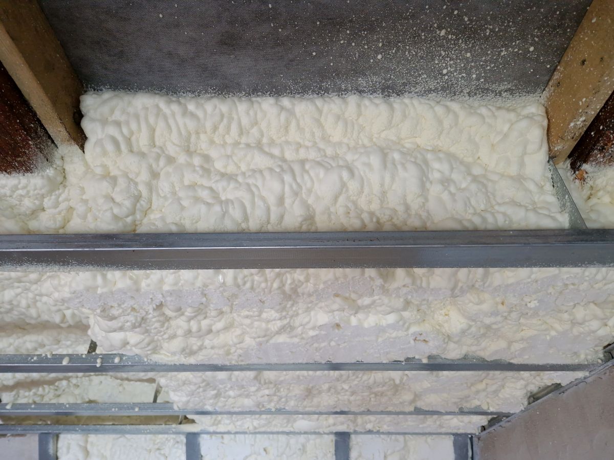 installation of polyurethane foam insulation 
